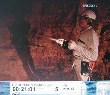 Doggerwerk bei Hersbruck
                          08: Tunnelw�rter Heinz Rabe zeigt auf
                          Sprengl�cher