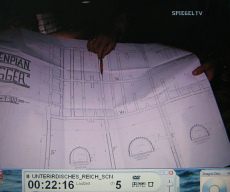 Doggerwerk bei Hersbruck 17: Tunnelw�rter
                          Heinz Rabe zeigt den Plan 02