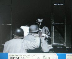 Kohnstein 03, Ami-Soldaten bei
                          einem H�ftling