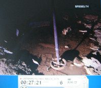 Kohnstein 18: Tunnel mit Tr�mmerteilen
                          vom Raketenbau 03, ein Rad an einer Achse 02