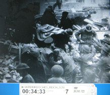 London 1944 09: Ein Toter auf einer Bahre
                          wird weggetragen, Totalaufnahme