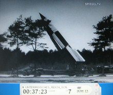 NS-Film: Eine Rakete
                          auf einer Lafette wird aufgerichtet