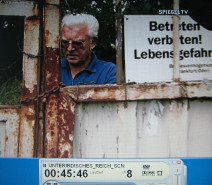 Chemiefabrik
                        Falkenhagen 04, Dr. H. Hoffmann �ffnet die T�re