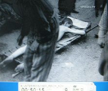 KZ Ebensee 10,
                          abgemagerter H�ftling auf einer Bahre