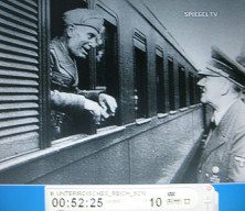 Wolfsschanze04, Mussolini schaut aus dem
                        Zugfenster, Hitler davor 02