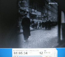 Heimatfront
                          Berlin 01: Menschengruppe in bombardierter
                          Strasse