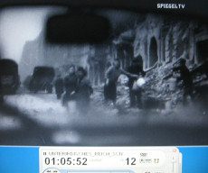 Heimatfront Berlin 04:
                          Frauen bilden eine Eimerkette, um Tr�mmer
                          wegzur�umen (Tr�mmerfrauen)