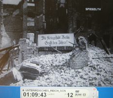 Heimatfront Berlin 09: Schild "Die
                          Kriegsstadt Berlin gr�sst den F�hrer!"