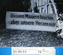 Heimatfront Berlin
                          11: Transparent "Unsere Mauern brachen,
                          aber unsere Herzen nicht"