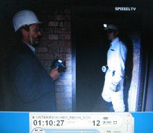 Bunkeranlage Dortmund 04, Ulrich
                          Reckinger steht in der Gasschleusent�re
                          (Luftschutzt�re) und erz�hlt