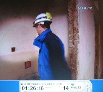 Obersalzberg-Berghof 30, Florian Beierl
                          in den Bunkerr�umen von Bormann, der Raum ist
                          unten beige gestrichen, der Lichtschalter ist
                          in Kinderh�he angebracht