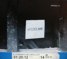Obersalzberg-Berghof 47, US-Film,
                          Ami-Einmarsch 04, Schild "Hitler's
                          Home"