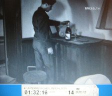 Obersalzberg-Berghof 60, US-Film, der
                        Ami-Soldat begutachtet eine Sektflasche