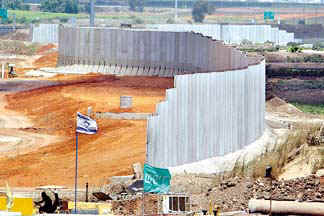Mauer in Israel in Bau, wall in
                  Israel Palestine in construction