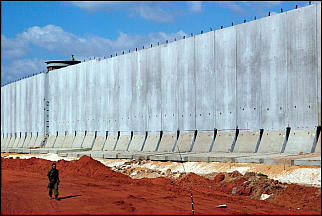 Mauer in Israel Pal�stina mit
                  Wachtturm, R�ckseite; wall in Israel Palestine with
                  watchtower, rear side