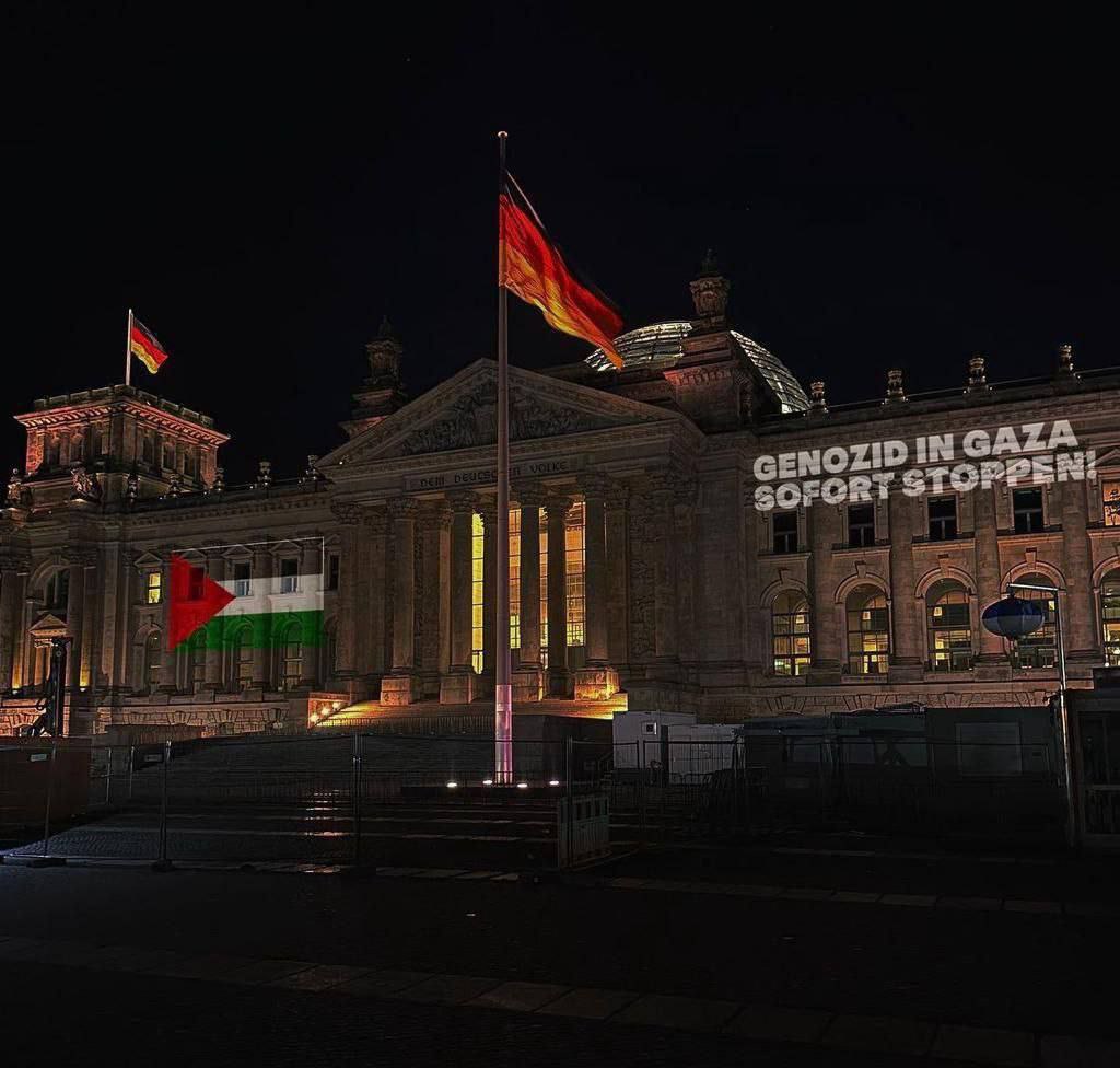 4R-Berlin 22.10.2023: Bundestag mit
                      Pal�stinenser-Fahne und mit der Forderung:
                      "Genozid in Gaza sofort stoppen"