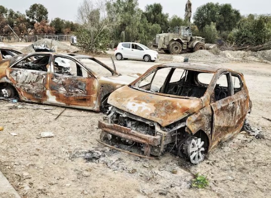 Kibbutz Kfar Aza: Diese ausgebrannten
                Autos wurden von j�dischen Helikoptern mit Raketen
                abgefackelt