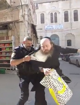J�dische Nazi-Zion-Polizei in Jerusalem 1.11.2023 -
                17:00h: verpr�gelt antizionistische Rabbiner wegen
                Pal�stinafahnen und verfolgt sie bis ins Haus