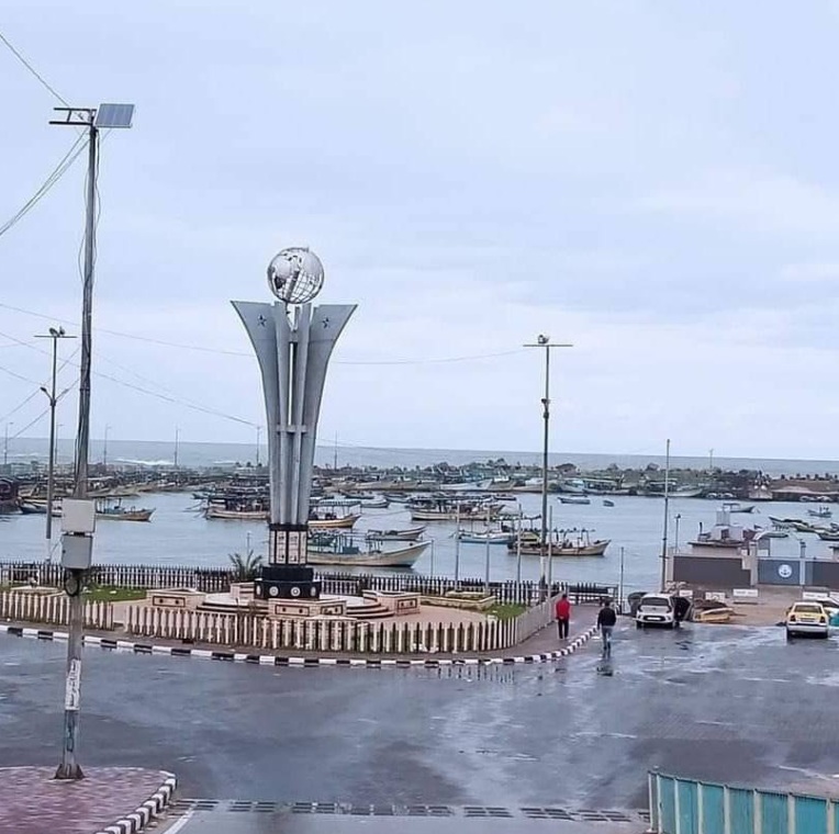 Gaza City-KZ am 16.11.2023 - 14:19h: Die
                kriminelle Nazi-Zion-Armee zerst�rt das Denkmal am
                Hafen, gewidmet dem t�rkischen Schiff Mavi Marmara von
                2010