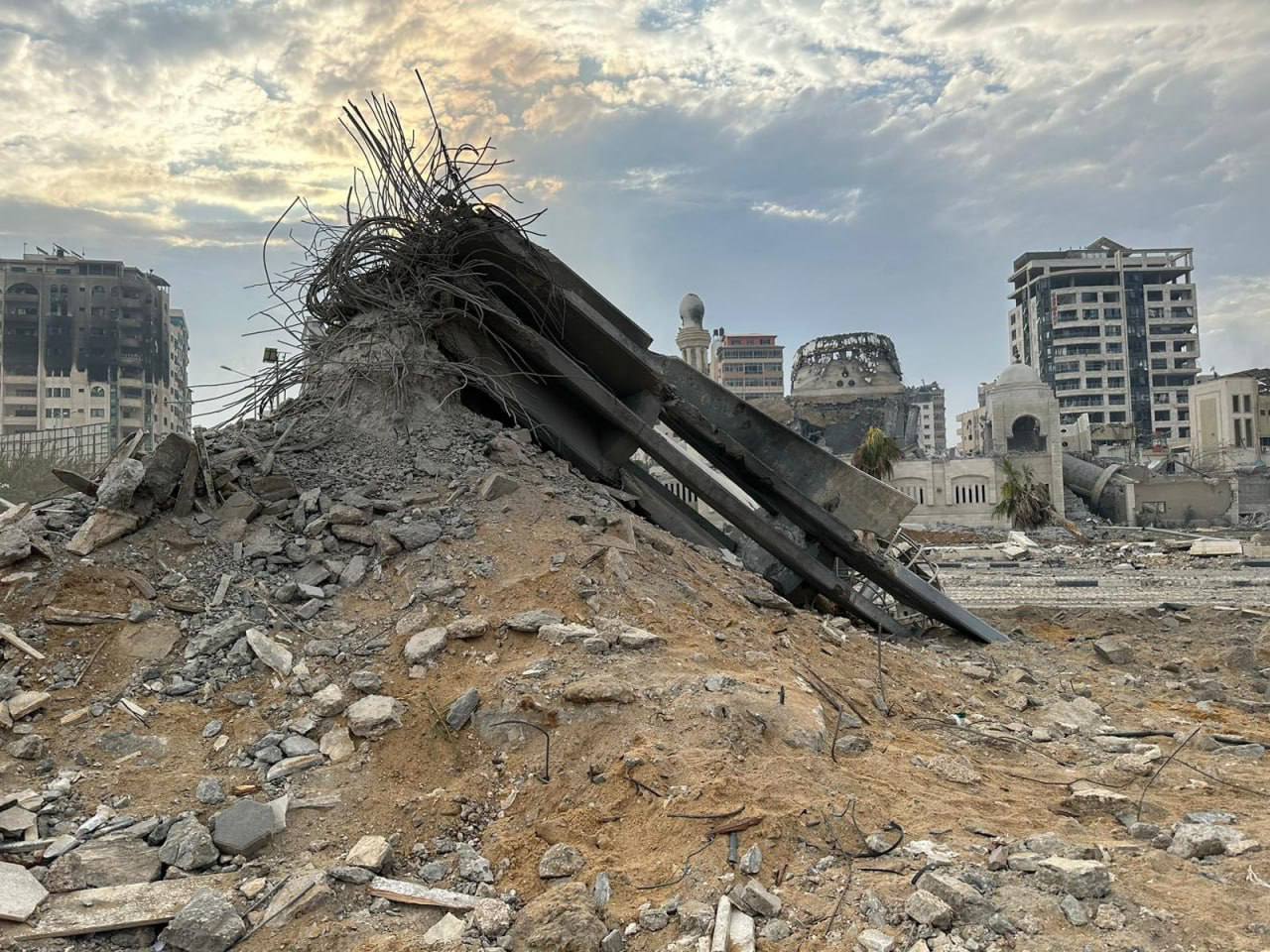 Gaza City-KZ am 16.11.2023 -
                14:19h: Die kriminelle Nazi-Zion-Armee zerst�rt das
                Denkmal am Hafen, gewidmet dem t�rkischen Schiff Mavi
                Marmara von 2010, gesprengt 2023 von der kriminellen
                Nazi-Zion-Armee