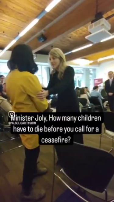 Kanada
                16.11.2023 - 2:50h: Aussenministerin Joly macht einen
                Schulbesuch und wird von 2 Pro-Pal�stina-Aktivistinnen
                gefragt, wie viele Kinder noch sterben m�ssen, bis ein
                Waffenstillstand verlangt wird - Frau Joly hat keine
                Antwort