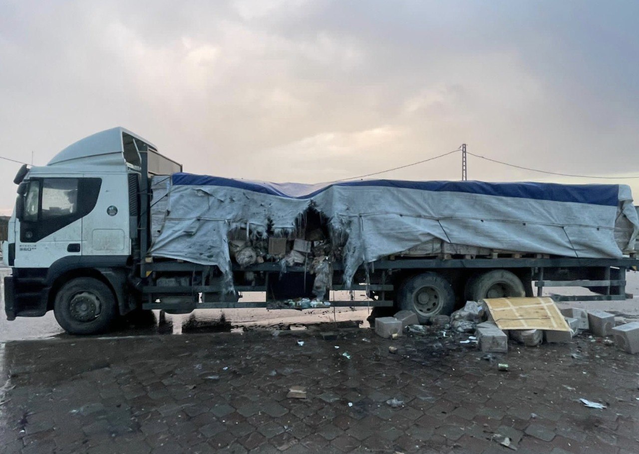 Gazastreifen-KZ am 5.2.2024 - 14:10h: Die
                        kriminelle Nazi-Zion-Armee hat einen Lastwagen
                        mit humanit�rer Hilfe bombardiert und die Ladung
                        teilweise unbrauchbar gemacht