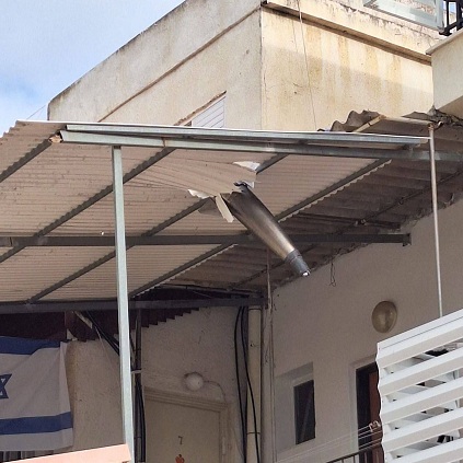Killer-Israel ohne Ortsangabe am 22.6.2025 -
                  7:23h: Eine Zion-Abwehrrakete machte die Schraube und
                  schlug in einem Vordach eines Zion-Hauses ein