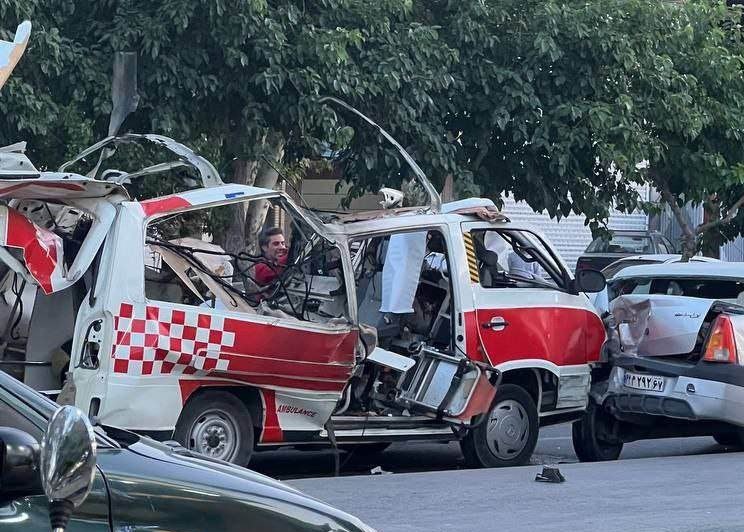 In Najafabad
                  (Iran) hat die Flugabwehr versagt am 22.6.2025 -
                  20:22h: Killer-Israel bombardiert einen Krankenwagen -
                  KRIEGSVERBRECHEN