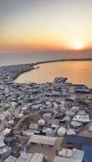 Gaza City mit dem Hafen und Zeltlager der
vertriebenen Palästinenser am 29.6.2025 - 11:30h Gaza City mit dem Hafen und Zeltlager der
vertriebenen Palästinenser am 29.6.2025 - 11:30h