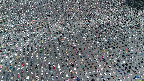 Widerstand mit Demo
                  in Almere (Holland): 1000e Kinderschuhe gegen den
                  Kinder-Massenmord im Gazastreifen-KZ aufgestellt