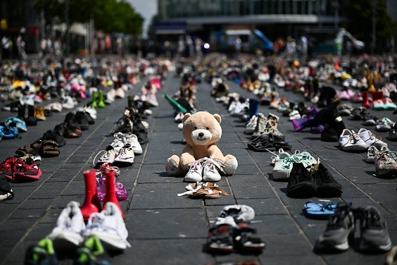 Widerstand mit
                    Demo in Almere (Holland): 1000e Kinderschuhe gegen
                    den Kinder-Massenmord im Gazastreifen-KZ aufgestellt
                    02
