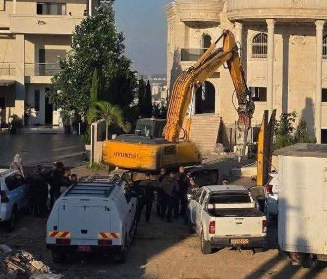 Killer-Israel in Kafr Qassem (West Bank) am
16.7.2025 - 8:53h: Hyunday-Bagger darf im Schutze der
Killer-Zion-Polizei ein weiteres palästinensisches
Haus zerstören Killer-Israel in Kafr Qassem
(West Bank) am 16.7.2025 - 8:53h: Hyunday-Bagger darf
im Schutze der Killer-Zion-Polizei ein weiteres
palästinensisches Haus zerstören