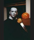 Fototext 10: MASKE MIT
              NASEN�FFNUNGEN: �Halloween� mit Jamie Lee Curtis: Eine
              weiss �bermalte Star-Trek-Maske.