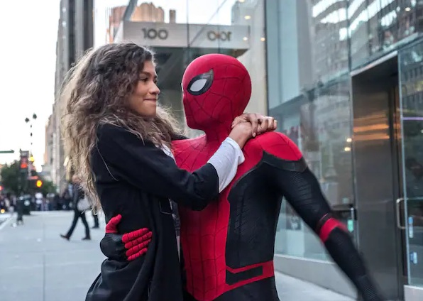 Fototext 12:
              GANZK�RPERANZUG (die einzige vergleichbare Situation mit
              Mund-Nasen-Maske): �Spider-Man: Homecoming� mit Tom
              Holland: Die Maske des erfolgreichsten Kino-Superhelden
              neben Batman ist Teil eines Ganzk�rperanzuges.