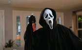 Fototext 5: MASKE MIT NASEN�FFNUNG: �Scream� mit Drew
              Barrymore: Ghostface tr�gt eine Maske, die dem Gem�lde
              �Der Schrei� von Edvard Munch nachempfunden ist.
