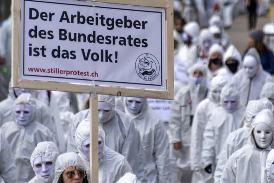 20.3.2021: Demonstration gegen
Corona19-Terror in Liestal mit weissen
Schutzanzügen und weissen Masken 20.3.2021:
Demonstration gegen Corona19-Terror in Liestal mit
weissen Schutzanzügen und weissen Masken