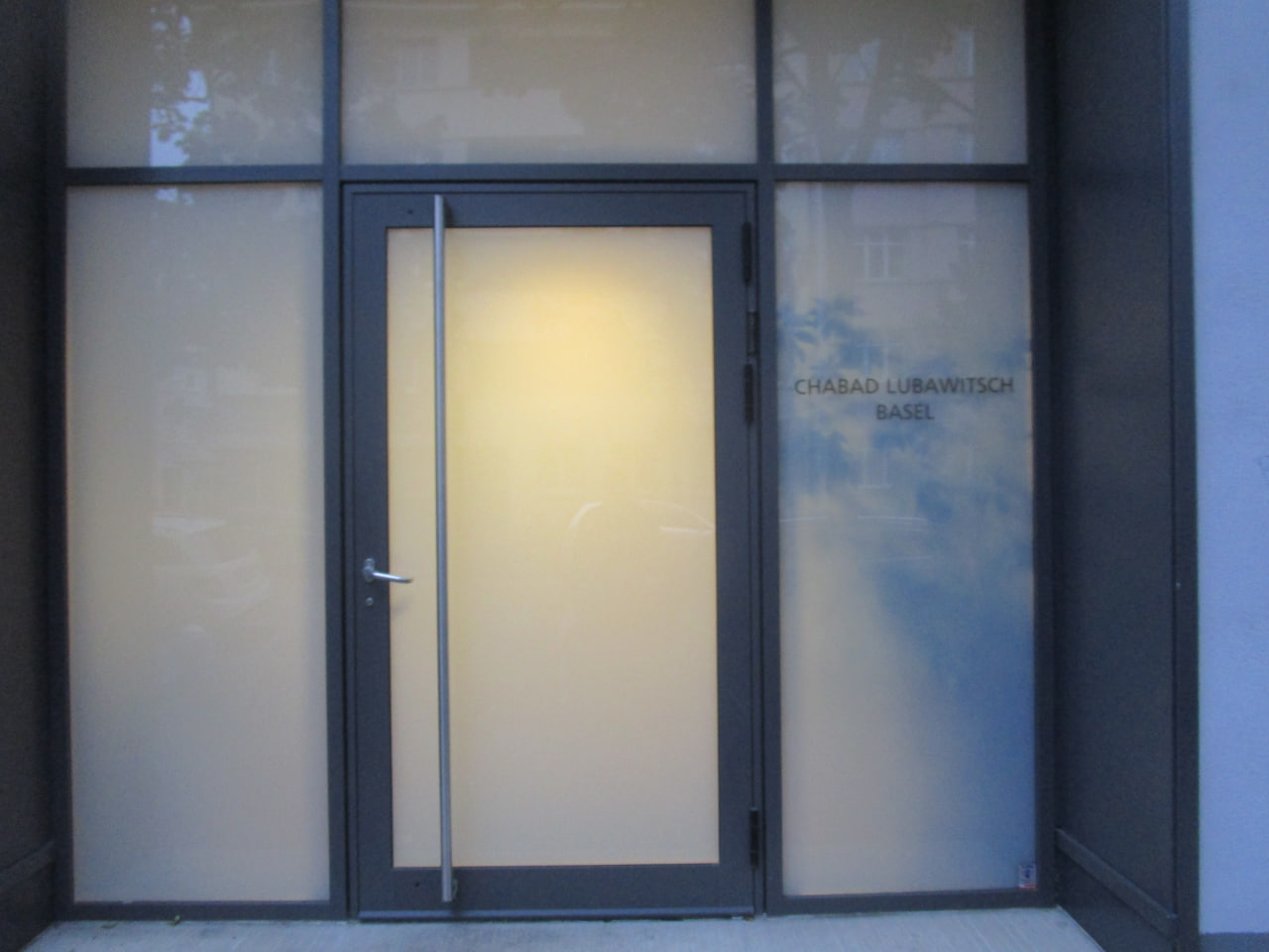 Kriminelle Zionistensekte von Chabad
Lubanowitsch in Basel: Hauptbüro an der Ahornstrasse
33: 2. Die Aufschrift im Eingangsbereich Kriminelle Zionistensekte von Chabad Lubanowitsch
in Basel: Hauptbüro an der Ahornstrasse 33: 2. Die
Aufschrift im Eingangsbereich