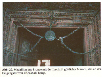 Jesusgrab "Rozabal" in Srinagar
                        (Kaschmir), Eingangst�r mit Bronzemedaillon