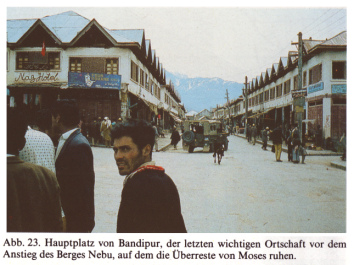 Der Hauptplatz der Stadt Bandipur am Fusse des
                Bergs Nebu mit dem Moses-Grab