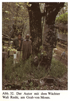 Andreas Faber-Kaiser und Wali Reshi am
                        Mosesgrab auf dem Berg Nebu