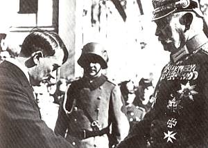 Hitler (1/8 Fantasie-Jude von
                                Rothschild) und Hindenburg an der
                                Fantasie-Garnisonskirche in Berlin 1933