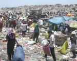 Massenelend trotz
                                          Fantasie-Kirche: M�llhalde von
                                          Manila "New Smoky
                                          Mountain"