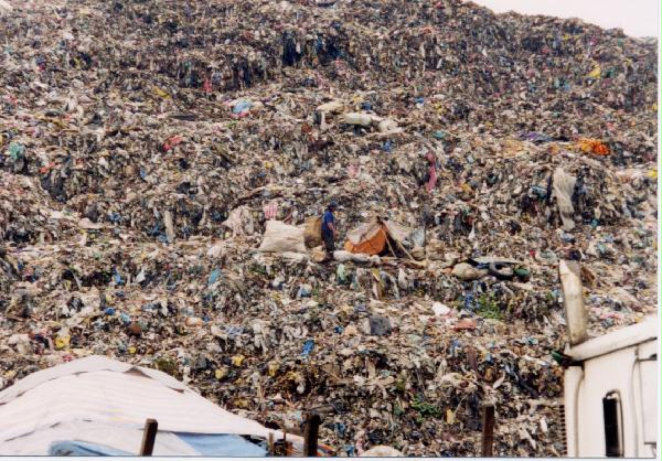 Massenelend trotz
                                          Fantasie-Kirche: M�llmenschen
                                          in Manila