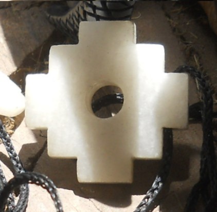 La cruz andina de los Incas con
                      Madre Tierra, en blanco, de un taller de Cusco
                      Sacsayhuam�n