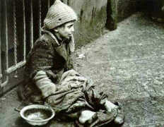 Gueto de Varsovia, ni�o pidiendo con
                              un plato de metal