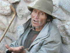 Pobreza a pesar de la iglesia [de
                              fantas�a] en el Per�, un mendigo