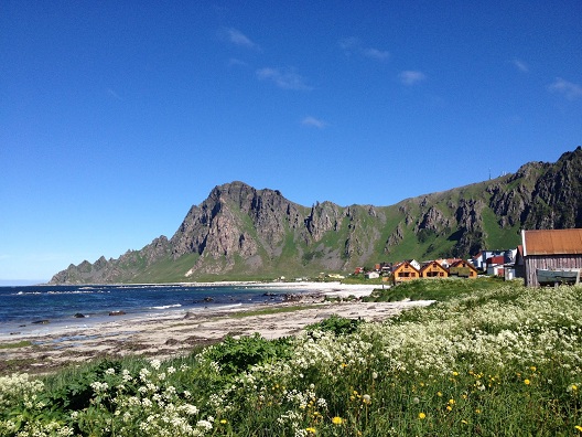 Insel �md (And�ya) mit Dorf und Bergkette