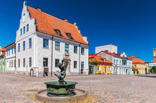 Schweden K�stenstadt Kalmar Altstadt
                    mit Brunnen