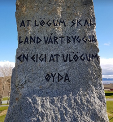 Norwegen Frosta: Thingplatz
                    (Versammlungsplatz) mit der Inschrift der
                    Steins�ule