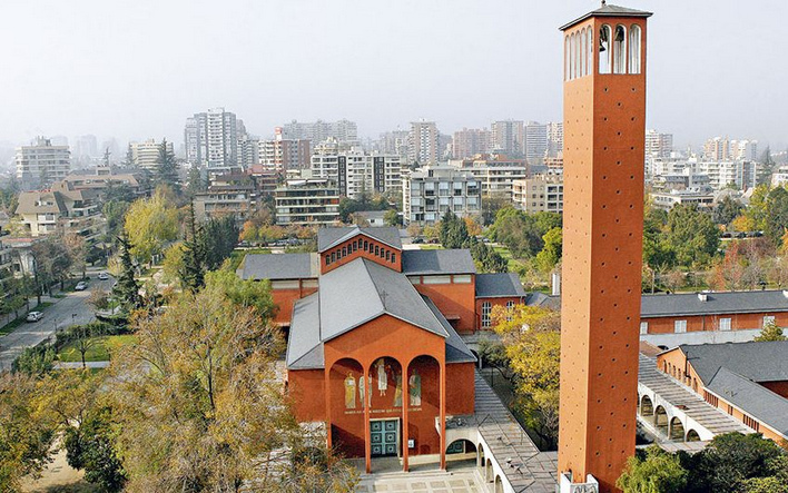 Die Kirche
            "El Bosque" in Santiago de Chile mit
            Nebengeb�uden, wo der kr.ped.gay Priester Karadima einen
            Grossteil seiner Missbr�uche beging